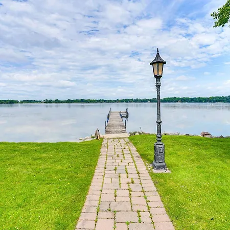 Home With Hot Tub And Dock On Howard Lake!